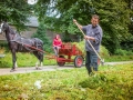 Paard en wagen halen hooi uit de stad